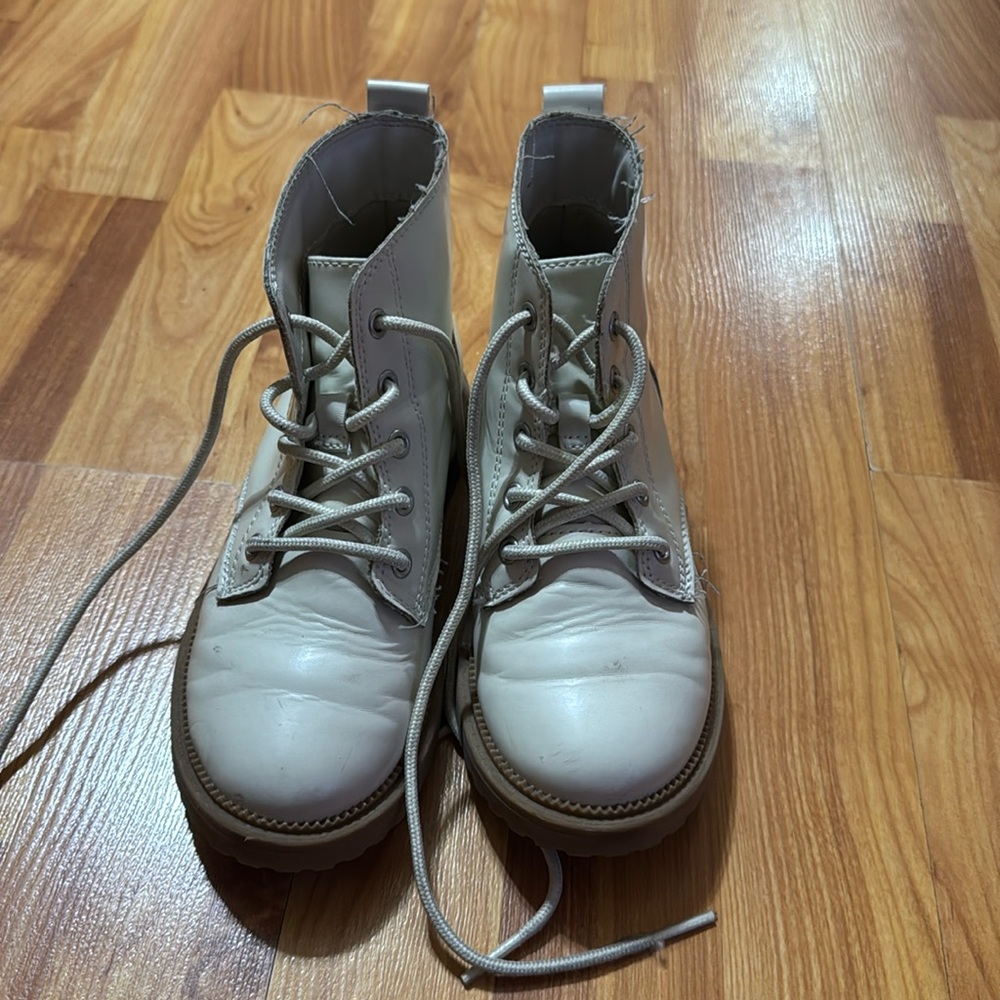 Girls Old Navy white laced boots Size 1